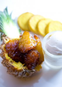 gekarameliseerde baby ananas met kokosnoot sorbet 